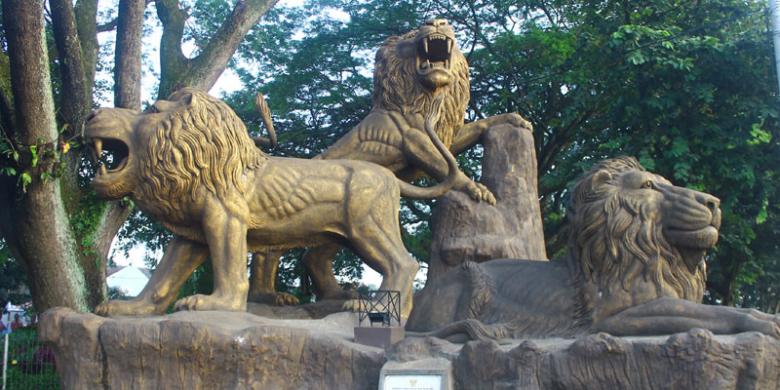 existence Singo Edan Arema statue is an initiative of the citizens as one of the icons typical city of Malang,
 East Java,
 which is located in front of New Town Station Malang.